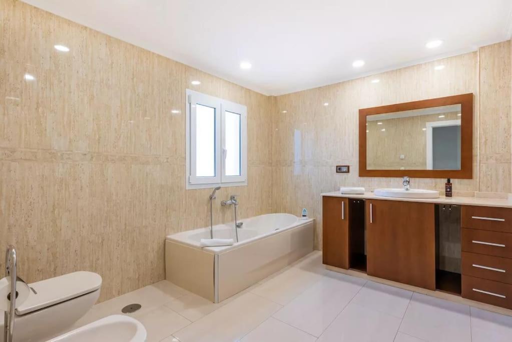 Ohana Luxury Villa With Heated Pool Малага Екстериор снимка